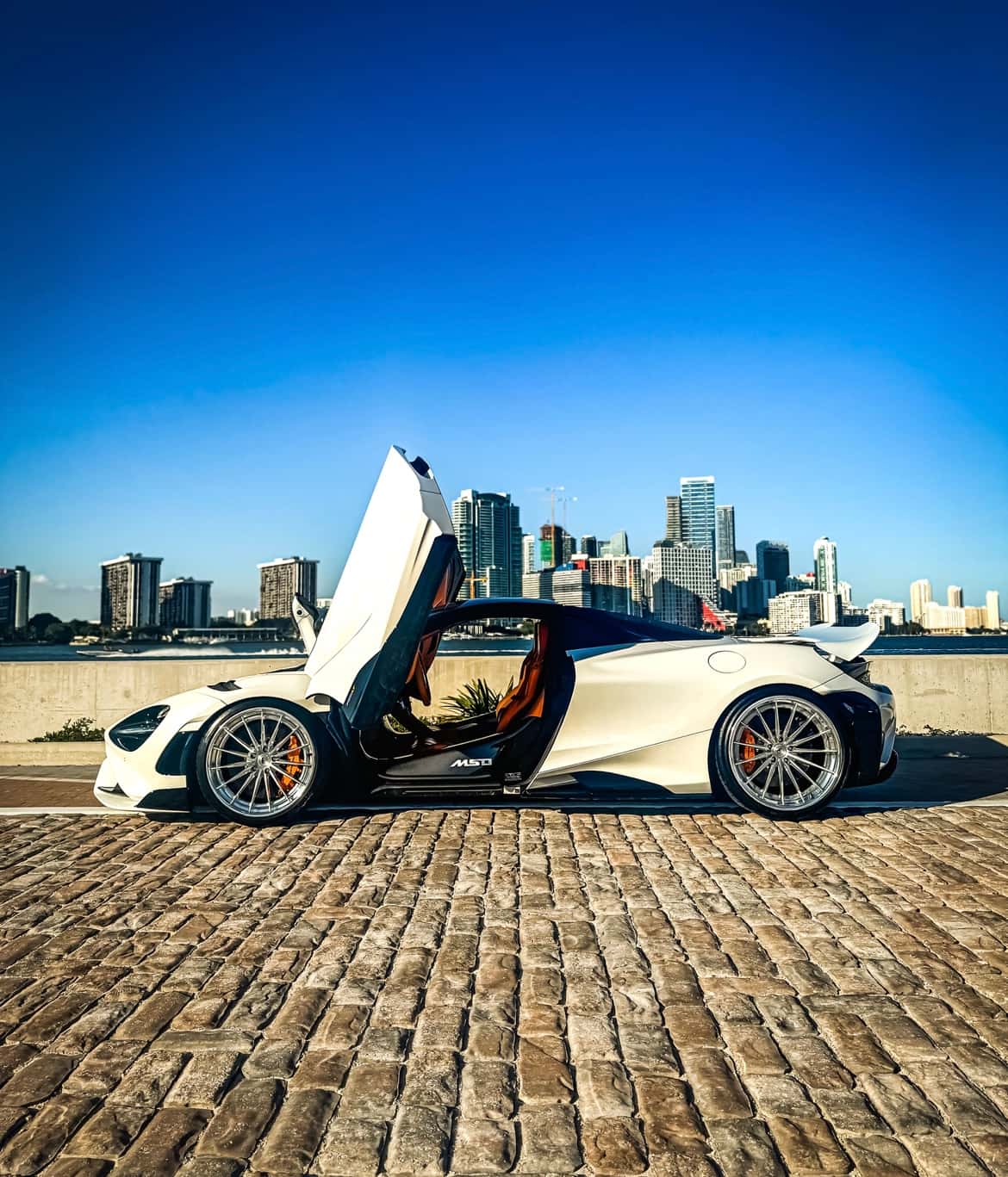 McLaren 765LT thumbnail 3