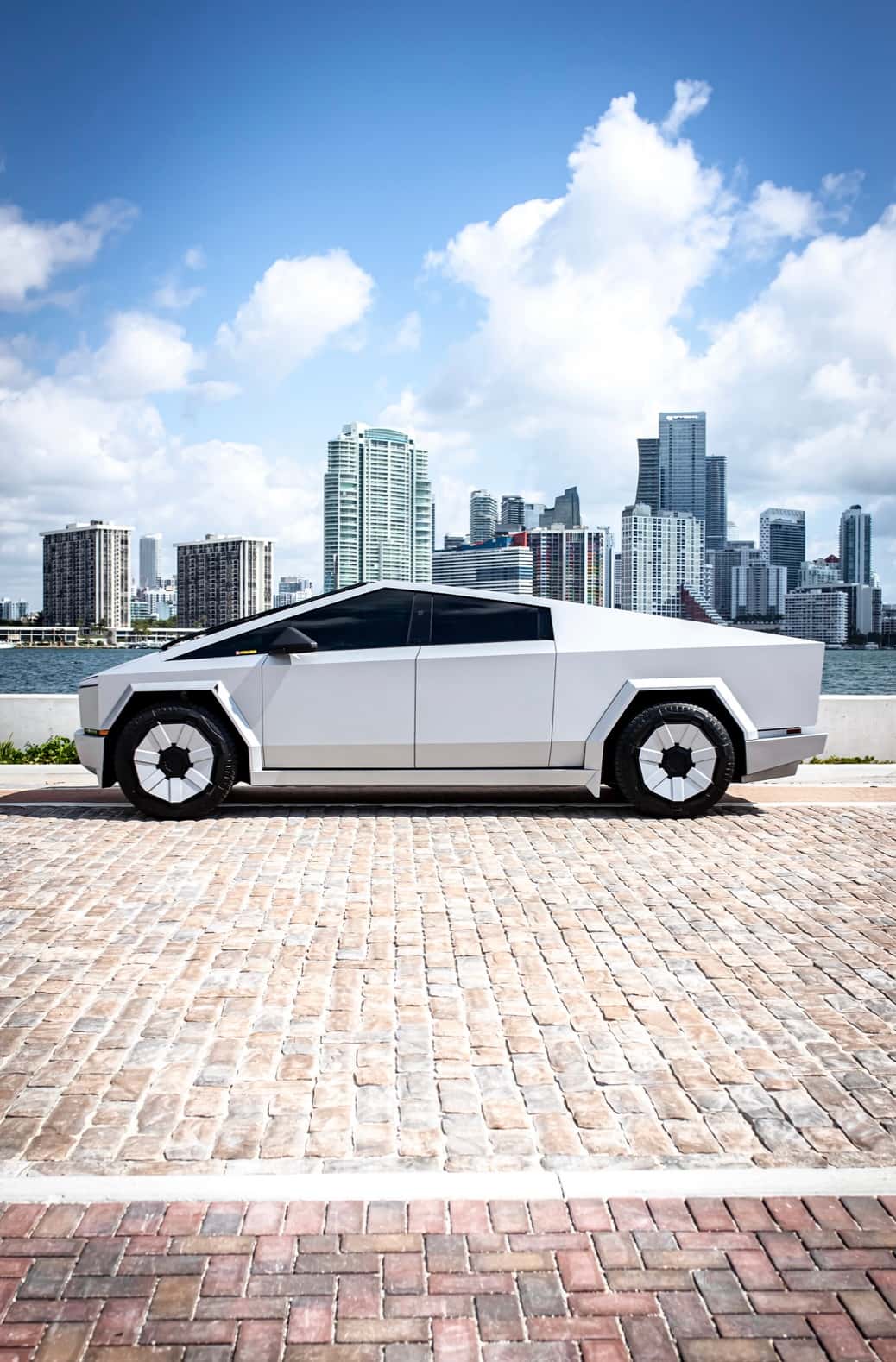 Tesla CyberTruck Rental in Fort Lauderdale thumbnail 3