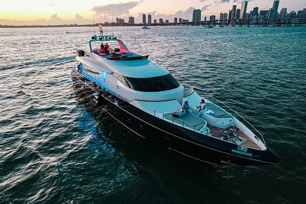 Rodman W/ Jacuzzi 110' Rental in Miami - Image 1